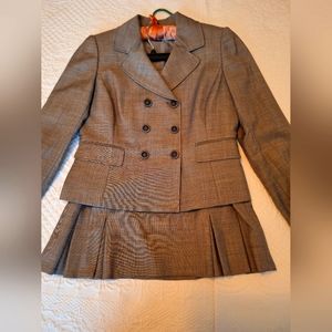 Tahari Arthur S. Levine Gray Woman's Suit. Size 6 Petite